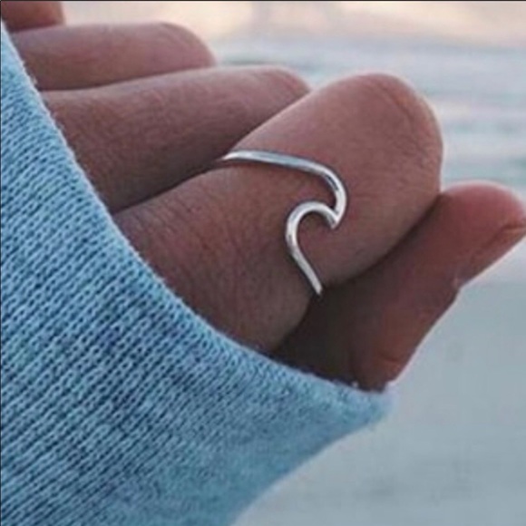 Jewelry - BOGO50% Silver Beach Wave Trendy Ring